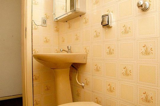Banheiro de kitnet/studio à venda com 1 quarto, 52m² em Centro Histórico, Porto Alegre