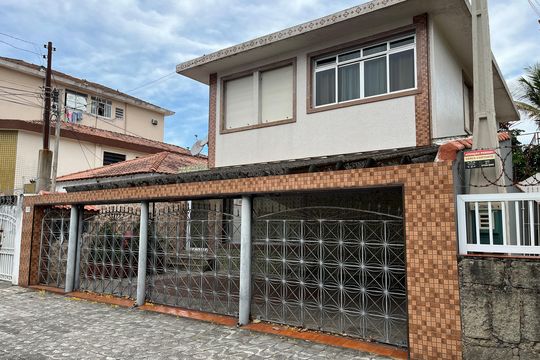 Fachada de casa para alugar com 4 quartos, 252m² em Aparecida, Santos