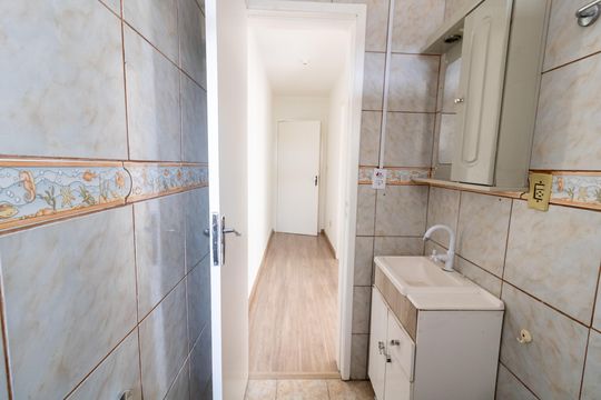Banheiro de casa de condomínio à venda com 2 quartos, 70m² em Glória, Porto Alegre