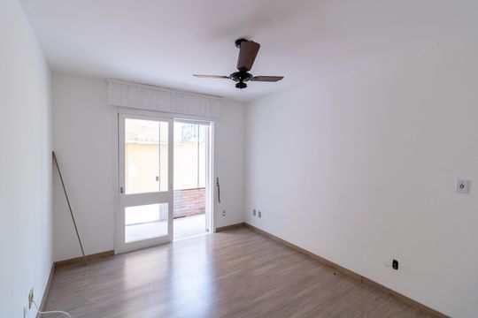 Sala de casa de condomínio à venda com 2 quartos, 70m² em Glória, Porto Alegre