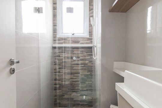 Banheiro de apartamento para alugar com 2 quartos, 41m² em Jardim Helian, São Paulo