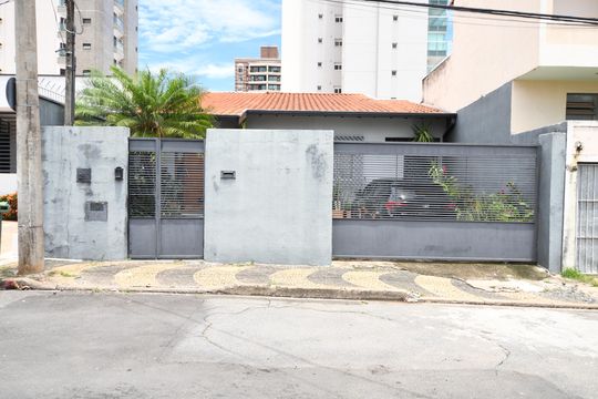 Fachada de casa à venda com 3 quartos, 190m² em Cambuí, Campinas