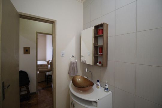 Banheiro de apartamento à venda com 1 quarto, 38m² em Petrópolis, Porto Alegre