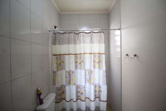 Banheiro de apartamento à venda com 1 quarto, 38m² em Petrópolis, Porto Alegre