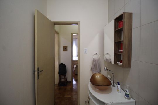 Banheiro de apartamento à venda com 1 quarto, 38m² em Petrópolis, Porto Alegre