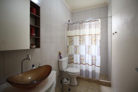 Banheiro de apartamento à venda com 1 quarto, 38m² em Petrópolis, Porto Alegre