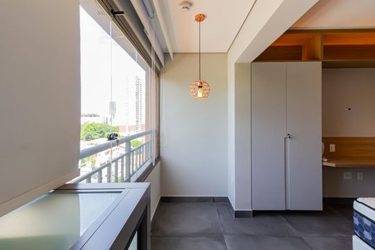 Varanda de kitnet/studio para alugar com 1 quarto, 27m² em Santo Amaro, São Paulo
