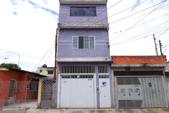 Fachada do imóvel  - Placa instalada no portão do imóvel - Código da placa: JHAR-477 de casa para alugar com 3 quartos, 180m² em Jardim Lajeado, São Paulo