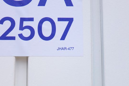 Placa instalada no portão do imóvel - Código da placa: JHAR-477 de casa para alugar com 3 quartos, 180m² em Jardim Lajeado, São Paulo