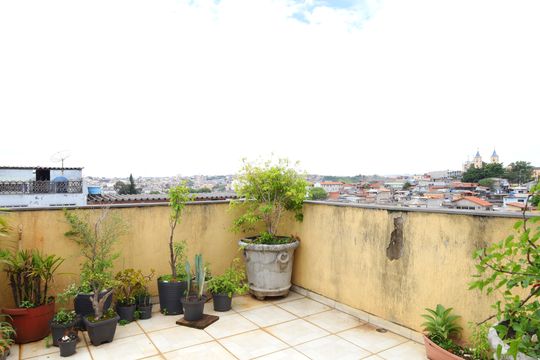 Varanda de casa para alugar com 3 quartos, 180m² em Jardim Lajeado, São Paulo