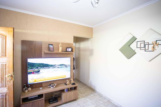 Sala de TV de casa à venda com 3 quartos, 200m² em Taboão, Diadema