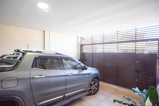 Garagem de casa à venda com 3 quartos, 200m² em Taboão, Diadema