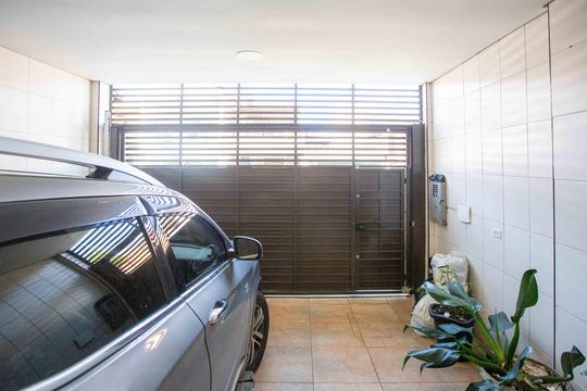 Garagem de casa à venda com 3 quartos, 200m² em Taboão, Diadema