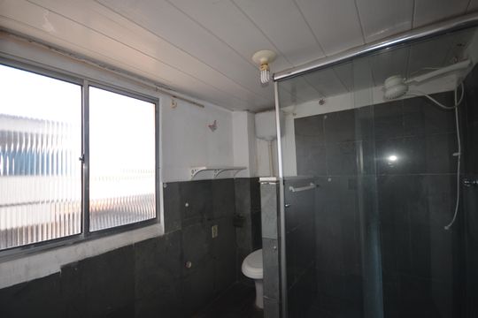 Banheiro de apartamento para alugar com 1 quarto, 30m² em Vila Valqueire, Rio de Janeiro