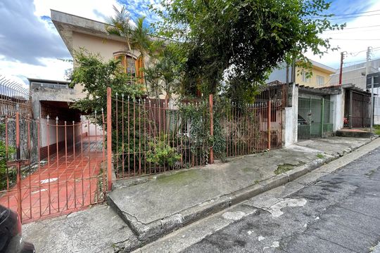 Fachada de casa à venda com 4 quartos, 180m² em Vila Lageado, São Paulo