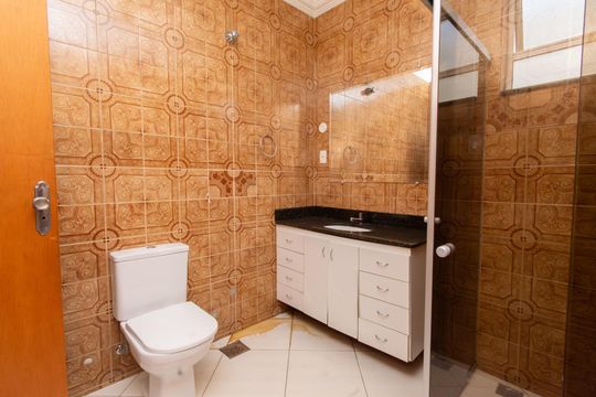 Banheiro de casa à venda com 3 quartos, 250m² em Santa Helena, Belo Horizonte