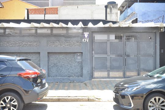 Fachada de casa à venda com 2 quartos, 120m² em Vila Scarpelli, Santo André