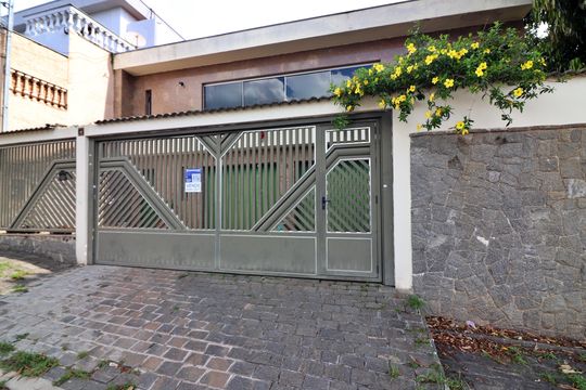 Fachada de casa à venda com 3 quartos, 600m² em Parque dos Passaros, São Bernardo do Campo