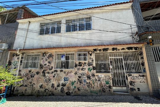 Fachada + plaquinha de casa à venda com 3 quartos, 180m² em Engenho de Dentro, Rio de Janeiro
