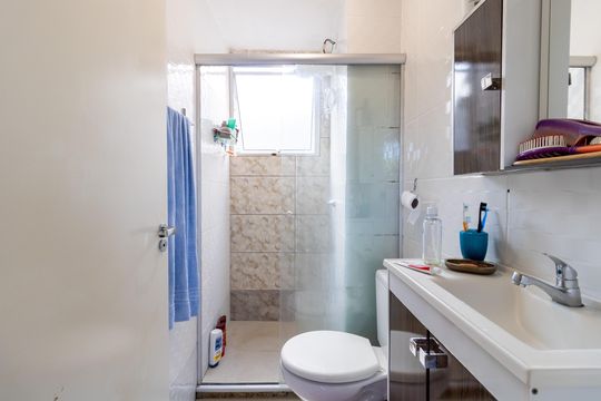 Banheiro de apartamento para alugar com 2 quartos, 40m² em Cavalhada, Porto Alegre
