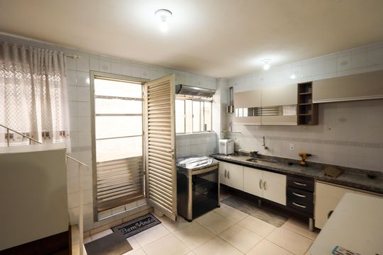 Cozinha 2 de casa à venda com 3 quartos, 250m² em Jardim Domitila, São Paulo