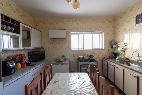 Cozinha 1 de casa à venda com 3 quartos, 250m² em Jardim Domitila, São Paulo