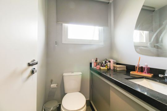 Banheiro de apartamento para alugar com 1 quarto, 47m² em Marechal Rondon, Canoas