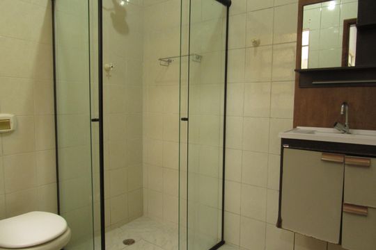 Banheiro 2 de casa para alugar com 3 quartos, 150m² em Pestana, Osasco
