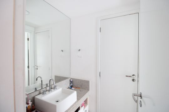 Banheiro das suítes canadenses  de apartamento à venda com 3 quartos, 102m² em Barra da Tijuca, Rio de Janeiro