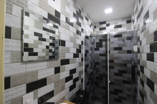 Banheiro de casa de condomínio à venda com 2 quartos, 100m² em Curicica, Rio de Janeiro