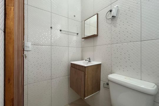 Banheiro de apartamento para alugar com 1 quarto, 42m² em São João do Rio Vermelho, Florianópolis
