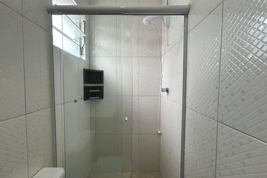 Banheiro  de apartamento para alugar com 1 quarto, 42m² em São João do Rio Vermelho, Florianópolis