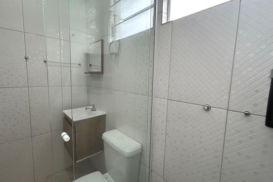 Banheiro  de apartamento para alugar com 1 quarto, 42m² em São João do Rio Vermelho, Florianópolis