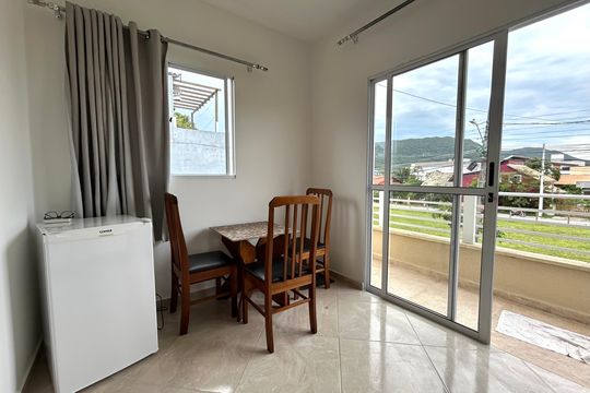 Cozinha de apartamento para alugar com 1 quarto, 42m² em São João do Rio Vermelho, Florianópolis