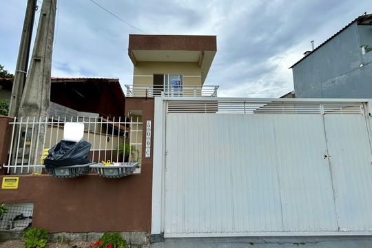 Fachada de apartamento para alugar com 1 quarto, 42m² em São João do Rio Vermelho, Florianópolis