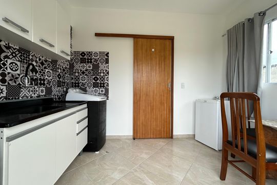 Cozinha de apartamento para alugar com 1 quarto, 42m² em São João do Rio Vermelho, Florianópolis