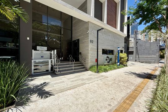 Fachada  de kitnet/studio para alugar com 0 quarto, 25m² em Jardim das Acacias, São Paulo
