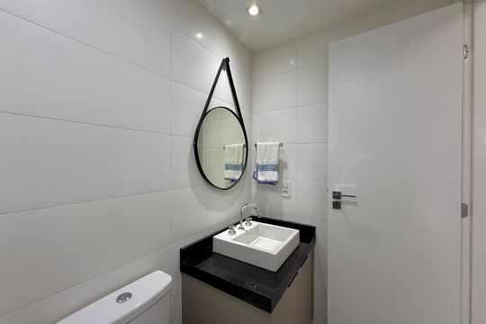 Banheiro  de kitnet/studio para alugar com 0 quarto, 25m² em Jardim das Acacias, São Paulo