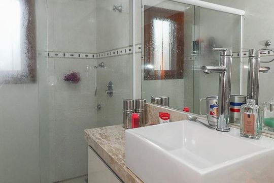 Banheiro da Suíte de casa de condomínio à venda com 5 quartos, 600m² em Sarandi, Porto Alegre