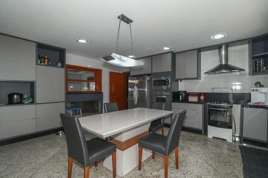 Cozinha de casa de condomínio à venda com 5 quartos, 600m² em Sarandi, Porto Alegre