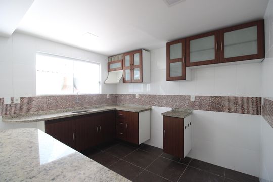 Cozinha de casa de condomínio à venda com 3 quartos, 170m² em Taquara, Rio de Janeiro
