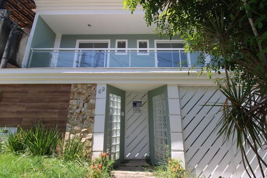 Fachada de casa de condomínio à venda com 3 quartos, 170m² em Taquara, Rio de Janeiro