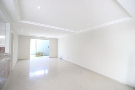 Sala de casa de condomínio à venda com 3 quartos, 170m² em Taquara, Rio de Janeiro