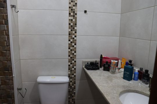 Banheiro da Suíte de apartamento à venda com 2 quartos, 59m² em Jardim Tupanci, Barueri