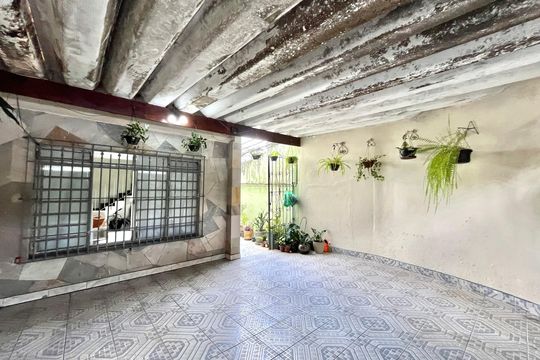 Garagem de casa à venda com 2 quartos, 130m² em Americanópolis, São Paulo