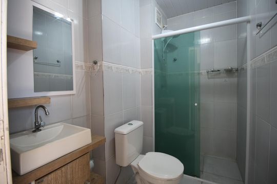 Banheiro de apartamento à venda com 2 quartos, 50m² em São Geraldo, Porto Alegre