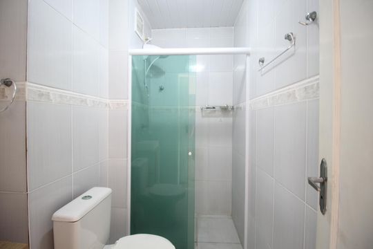 Banheiro de apartamento à venda com 2 quartos, 50m² em São Geraldo, Porto Alegre