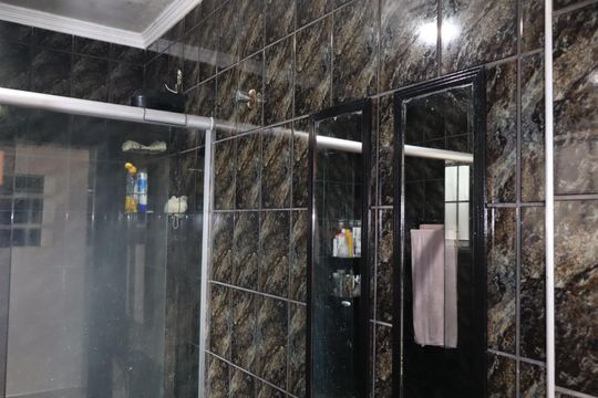 Banheiro suíte de casa à venda com 4 quartos, 277m² em Jardim Dona Sinha, São Paulo