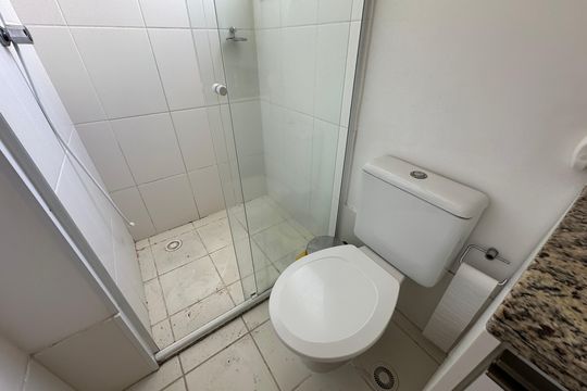 Banheiro de apartamento à venda com 2 quartos, 60m² em Jardim Tupanci, Barueri