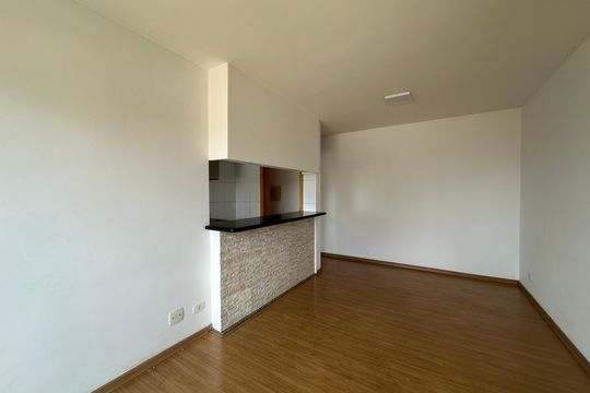 Sala de apartamento à venda com 2 quartos, 60m² em Jardim Tupanci, Barueri